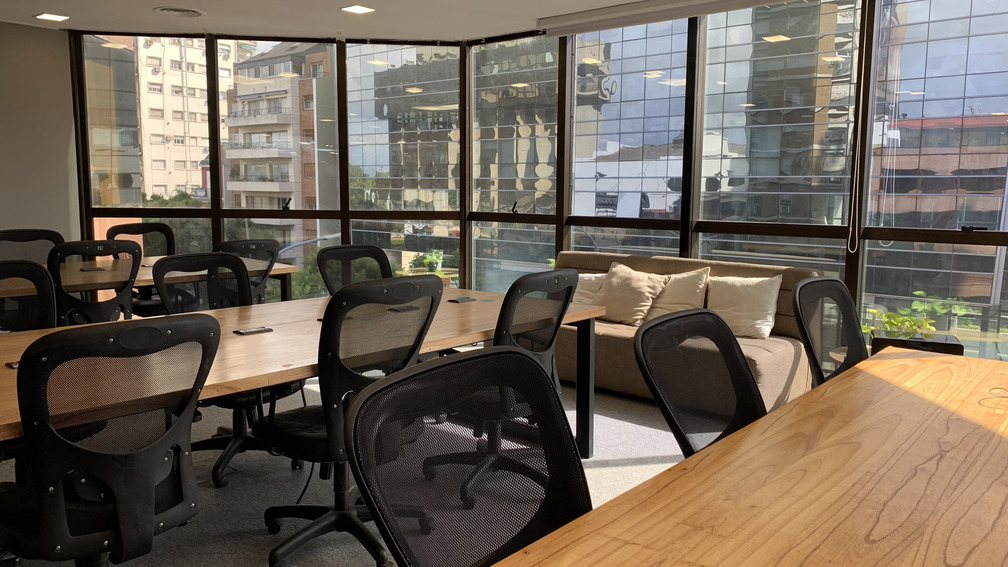oficina de coworking con vista a la avenida libertador en buenos aires argentina
