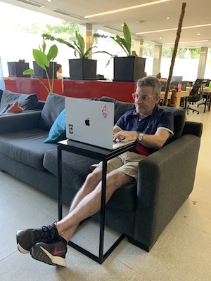 Leandro Galanterni haciendo cowork en sala de coworking buenos aires