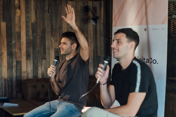 Nicolas Grupe y Juan Cruz Arocena expertos en marketing digital en La Maquinita Coworking hablando sobre cómo tener un negocio exitoso en redes sociales