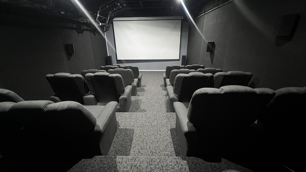 pantalla y butacas de la sala de cine en alquiler para eventos corporativos en Palermo, Buenos Aires. La Maquinita Co