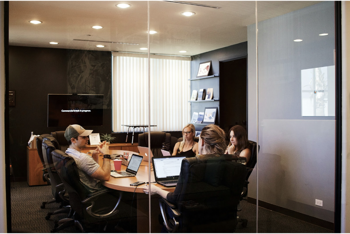 Oficina privada alquilada por una empresa y decorada en La Maquinita Coworking